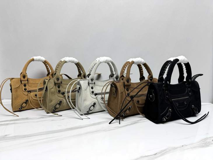 Picture of Balenciaga Handbags _SKUfw217833057fw